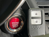 【Hondaスマートキー】カバンやポケットに入れたままでもドアの施錠・解錠が可能なスマートキーを装備。エンジンのオン・オフ時もカギを取り出す必要が無いからとっても便利です♪