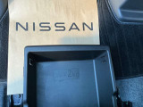 助手席シートアンダーボックスにも荷物が入ります。小物類の整理にも活躍します。