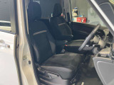 運転席、助手席です。座面も広くゆったりと座れてアームレストも付いているので重宝します。