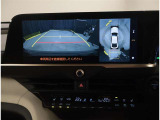 バックモニター付き。駐車の際のサポートとなり、必須アイテムのひとつですよね。それでも、バックする際は必ずご自身の目で確認をしてください。パノラミックビューで上から見下ろした視点でも確認できます!