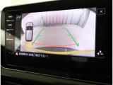 ★ギアをリバースに入れると車両後方とガイドラインが表示され車庫入れ、縦列駐車の際に安全確認をサポートします★
