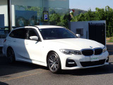 BMW在庫保有台数常時100台以上!ご来店の際はBMW本店(厚木市下荻野140-1)にご来店ください!弊社自慢の全天候型ショールーム!BMW在庫保有台数常時100台以上ございます!
