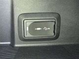 充電用USB端子付き。スマートフォンなどの充電に便利です。