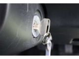 ドアオープンはキーを鍵穴に挿して回し、エンジン始動はキーシリンダーにカギを挿して回すノーマルタイプです。