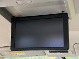 【フリップダウンモニター】大画面モニターで後席でもエンタメをお楽しみいただけます。小さなお子様にも大人気の装備です♪