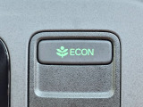 ワンタッチで省燃費走行をサポートするECONスイッチを装備。