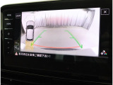 ★ギアをリバースに入れると車両後方とガイドラインが表示され車庫入れ、縦列駐車の際に安全確認をサポートします★