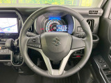 インテリアに合わせたデザインのステアリングは、運転される方のことも考え、運転しやすい形状、大きさです。是非一度、実際に触ってお確かめください。