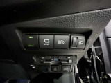 オートマチックハイビームとは、先行車や対向車のライトを認識し、ハイビームとロービームを自動で切り替える機能です。夜道の視界を確保します。詳細は販売店スタッフまでおたずねください。