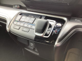 ハイブリット専用のシフトノブです。インパネシフトだから視線の移動も少なく足元もスッキリ♪運転席もゆったりしているのでゆとりを持ってドライブできますね!