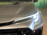 【LEDヘッドライト】悪天候や夜間走行時も良好な視界を確保し安心して運転できる高輝度LEDヘッドライトを装備!点灯速度が早く、消費電力も抑えられています。
