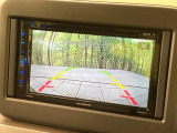 【バックカメラ】駐車時に後方がリアルタイム映像で確認できます。大型商業施設や立体駐車場での駐車時や、夜間のバック時に大活躍!運転スキルに関わらず、今や必須となった装備のひとつです!