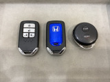 スマートキー付きですからドアロックの開閉およびエンジンスタートが楽々です。電動スライドドアの開け閉めもボタンで操作できます。加えて、純正リモコンエンジンスターター用の操作キーもついています。
