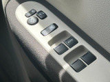 パワーウィンドウのスイッチですよ。 運転席に居ながら窓を開け閉めのコントロールできますよ。