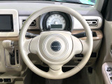 インテリアに合わせたデザインのステアリングは、運転される方のことも考え、運転しやすい形状、大きさです。是非一度、実際に触ってお確かめください。