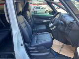 運転席シートリフター(ラチェット式)で、座面の高さも上下に動き、体格にあわせて調整ができます。