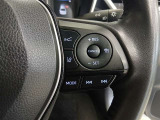 ステアリングには運転中でも簡単に操作できる各種スイッチついてます