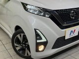 【LEDヘッドライト】悪天候や夜間走行時も良好な視界を確保し安心して運転できる高輝度LEDヘッドライトを装備!点灯速度が早く、消費電力も抑えられています。