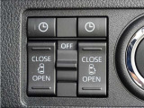 【ウェルカムオープン機能】降車時にインパネのスイッチで予約しておけば、乗車時にスマートキーを持ってクルマに近づくだけで、パワースライドドアが自動で解錠しオープンします!