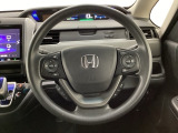 ハンドルにHondaセンシング系のクルーズコントロールやレーンキープアシストなどのスイッチと、オーディオの操作スイッチが装備されています。ハンドルから手を離さず安全に操作できます。