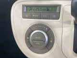 【オートエアコン】一度お好みの温度に設定すれば、車内の温度を検知し風量や温度を自動で調整。暑い&hellip;寒い&hellip;と何度もスイッチ操作をする必要はありません。快適な車内空間には必須の機能ですね♪