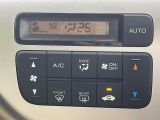 【オートエアコン】一度お好みの温度に設定すれば、車内の温度を検知し風量や温度を自動で調整。暑い&hellip;寒い&hellip;と何度もスイッチ操作をする必要はありません。快適な車内空間には必須の機能ですね♪