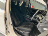 運転席、助手席です。座面も広くゆったりと座れてアームレストも付いているので重宝します。