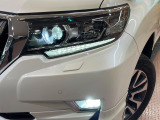 【LEDヘッドライト】悪天候や夜間走行時も良好な視界を確保し安心して運転できる高輝度LEDヘッドライトを装備!点灯速度が早く、消費電力も抑えられています。