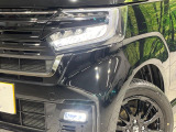 【LEDヘッドライト】悪天候や夜間走行時も良好な視界を確保し安心して運転できる高輝度LEDヘッドライトを装備!点灯速度が早く、消費電力も抑えられています。