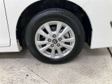 純正のアルミホイール装着。サイズは195/65R15です
