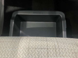 助手席の下にはトレーが付いていますので外部からも見られたくないものも収納出来ます。