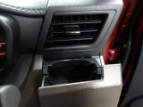 運転席のカップホルダーはエアコンの吹き出し口にありますので冷やしたり温めたりすることが出来ます☆