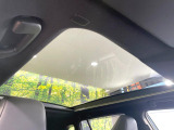 【ガラスルーフ】ガラスルーフ搭載で車内の解放感が一気にアップ!開放的なドライブをお楽しみいただけます。
