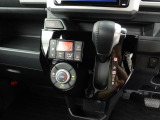 運転のしやすいインパネシフトです。運転席の足元も広くとても快適ですよ。