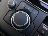 「MAZDAコネクト」コマンダー部 手元を見ることなく操作出来るように左手を自然に降ろした位置に設置。シンプルで使いやすく、機能を覚えやすいボタン配置になっています。
