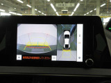車両を上方から見たような映像をナビ画面に表示するパノラミックビューモニターです。