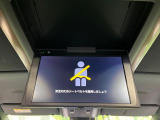 【後席モニター】家族や友人とお出かけする機会が多い方に大人気の後席モニターを装備!見やすい位置に画面がありテレビやDVDの視聴も快適!友達もお子様も、後席にしか乗らなくなるかも??