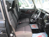 女性の方ももちろんですが、運転席側、助手席側の足元スペースが広いので男性の方が運転しても窮屈になりにくいですよ!
