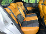 後部座席も気になるようなキズ・汚れやへたり等、大きなダメージはなく、良好な状態です。