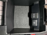 アクセサリーソケットや、携帯の充電などに便利な充電用USBポート(USB Type-C)を装備!車内にあると便利なアイテムのひとつですね