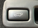 【パワーバックドア】スマートキーや運転席のボタンを押すだけでリアゲートが自動で開閉します!荷物を持っている時や、高い位置にあるバックドアを閉める際に便利な機能です♪