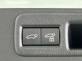 【パワーバックドア】スマートキーや運転席のボタンを押すだけでリアゲートが自動で開閉します!荷物を持っている時や、高い位置にあるバックドアを閉める際に便利な機能です♪