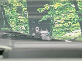 【ヘッドアップディスプレイ】現在の速度や走行情報をデジタル表示で運転席前方のガラスに投影!運転中、目線をずらさず必要な情報を確認できるのでとっても便利で安心!