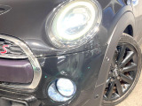 ●LEDヘッドライト:夜間走行時も良好な視界を確保し安心して運転できる高輝度LEDヘッドライトを装備!点灯速度が早く、消費電力も抑えられています。