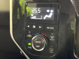 【オートエアコン】一度お好みの温度に設定すれば、車内の温度を検知し風量や温度を自動で調整。暑い&hellip;寒い&hellip;と何度もスイッチ操作をする必要はありません。快適な車内空間には必須の機能ですね♪