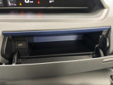 運転席側のインパネアッパーボックスは嬉しい収納!USBソケット付きでスマホの充電もできます!