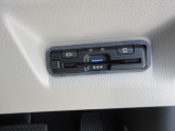 有料道路をキャッシュレスで通行できるETC車載器付きです。運転席足元に設置されています。ETCセットアップ費用は含まれておりません。別途必要となります。