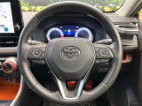 インテリアに合わせたデザインのステアリングは、運転される方のことも考え、運転しやすい形状、大きさです。是非一度、実際に触ってお確かめください。