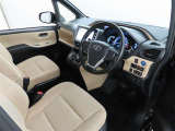 シンプルで使いやすいデザインの運転席です。