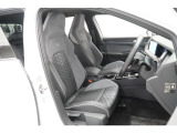 【フロントシート】少し硬めでほど良い大きさのVWのシートは、長時間、長距離運転でも疲れにくい作りになっております。